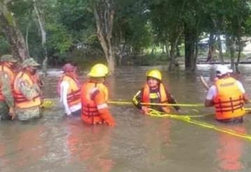 Protección Civil y la SEDENA acudieron al ejido La Victoria para auxiliar aún centenar de personas