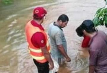 Colocan costalería en dren de Manuel Buelta de Teapa