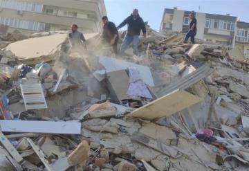 Rescatan a niña de 3 años bajo escombros tras terremoto en Turquía