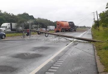 Postes de alta tensión caen en la Cárdenas-Coatzacoalcos