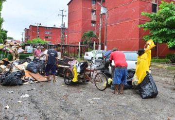 Habitantes del Fraccionamiento Carrizal inician labores de limpieza en casas y negocios