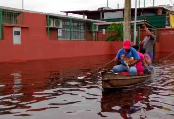 Ranchería Río Viejo e Ixtacomitán continúan entre el agua