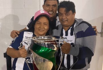 Festejó su título con sus padres