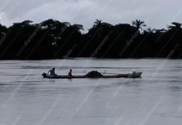 En plena creciente Hombres cuervo sacan arena del fondo del Usumacinta