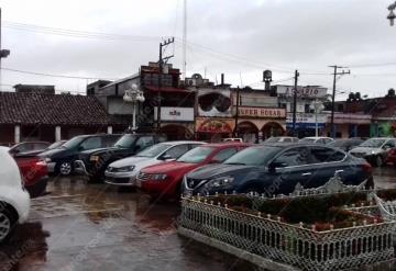 Habitantes de Tacotalpa protegen sus carros en zona alta por inundación 