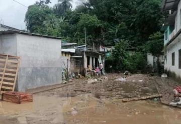 Suciedad y pérdidas deja el río Oxolotán a su paso