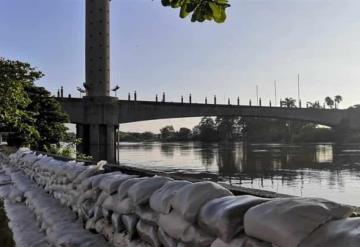 Comercios establecidos sobre el malecón comenzaron este lunes a levantar su mercancía