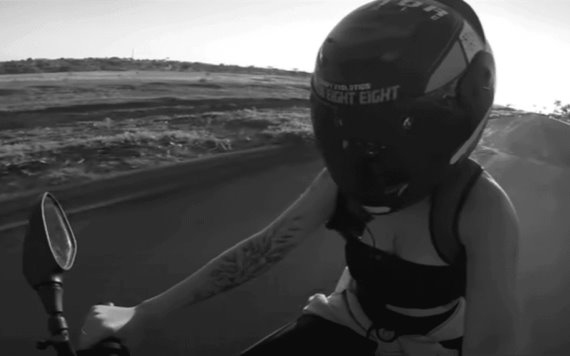 Mientras escapaba de la policía youtuber muere en accidente de motocicleta