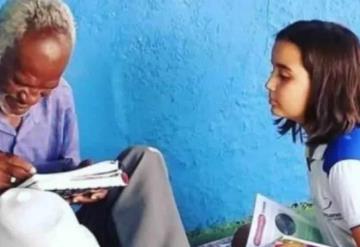 Niña enseña a leer y escribir a vendedor de helados