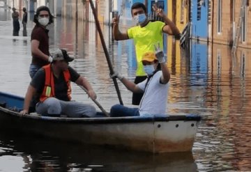 Ex futbolistas profesionales ayudan a afectados por inundaciones