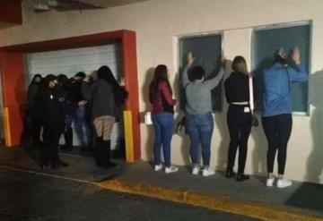 Detienen a 35 personas por realizar fiesta en motel