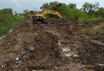 Limpian dren ubicado a la altura de "Puente Verde" en la colonia Miguel Hidalgo