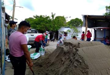 Con costales, buscan contener al “mono sagrado” en colonia zapotal