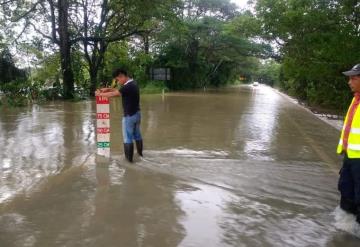 Se forman vados en la carretera Villahermosa-Teapa