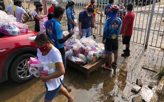 Pedaleando para ayudar; ciclistas llevan ayuda a afectados por inundación