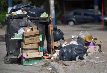 Con tristeza y enojo desechan sus bienes a la basura por los estragos de la inundación