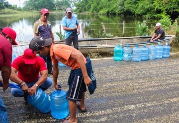 La fundación Consorcio Marín reparte agua a afectados por inundación en Emiliano Zapata