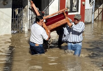 Cuadrillas de trabajadores de Tenosique ayudan a afectados por inundación