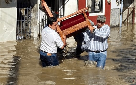 Cuadrillas de trabajadores de Tenosique ayudan a afectados por inundación