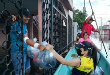 Continúan ayudando a los tabasqueños afectados por inundación