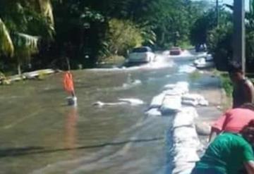 Río Usumacinta desborda en más de 300 metros, vía Jonuta-Zapatero