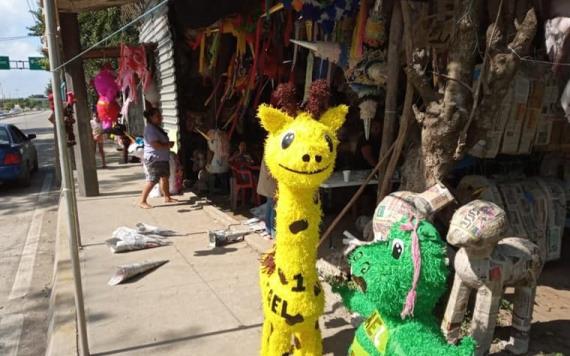A pesar de inundación no pierden la tradición de vender piñatas