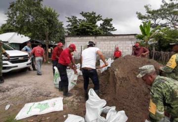 Personal de la 38/a. Zona Militar y Protección Civil reforzaron bordo del río en Jonuta