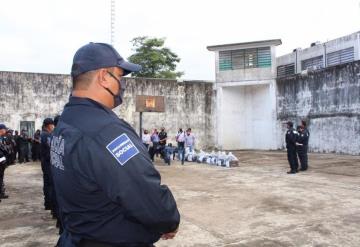 Entregan uniformes a elementos policíacos en Jalapa