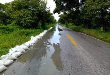 Río Usumacinta desborda en varios tramos de la vía federal Palizada-Santa