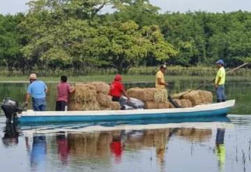 Gobierno apoya a ganaderos de Jonuta con pacas de pastura