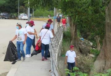 Grupo de brigadistas de Tenosique extraen todo tipo de basura arrojados al río Usumacinta