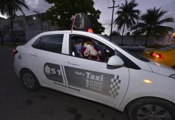 Santa taxista está triste, no llega a la meta de colecta de juguetes