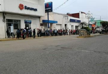 Abarrotan cajeros bancarios en Teapa