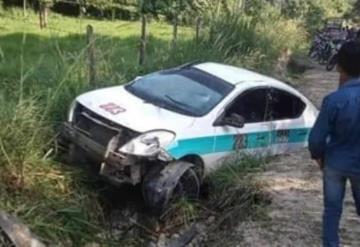 Localizan unidad de taxi fuera de la carretera con reporte de robo con violencia