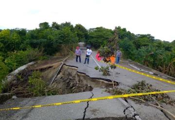 Habitantes piden reparación de socavón en puente San Pedro de Jonuta