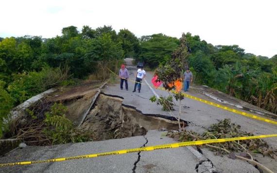 Habitantes piden reparación de socavón en puente San Pedro de Jonuta