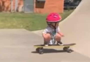 Pequeña de un año se viraliza en redes sociales por su impresionante manera de andar en patineta