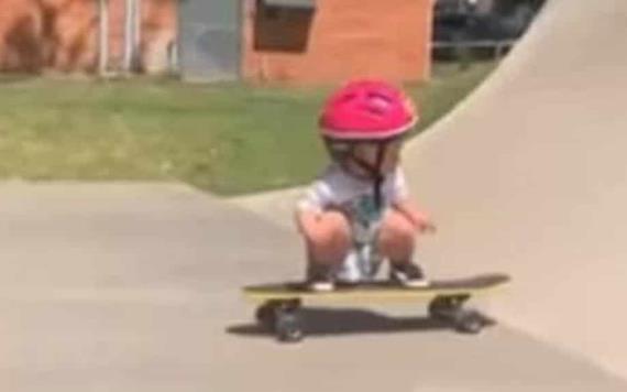 Pequeña de un año se viraliza en redes sociales por su impresionante manera de andar en patineta
