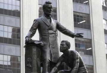 Retiran monumento de Lincoln con esclavo a sus pies