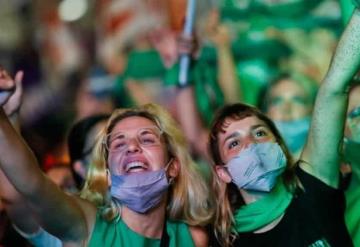 Colectivos feministas y activistas mexicanas celebran la despenalización del aborto en Argentina