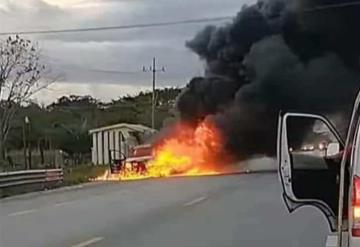 Se incendia un vehículo sobre la carretera Villahermosa-Escarcega