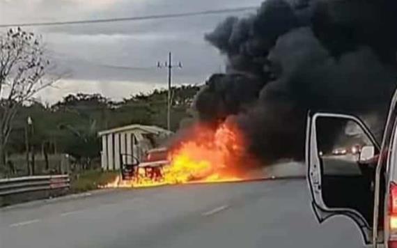 Se incendia un vehículo sobre la carretera Villahermosa-Escarcega