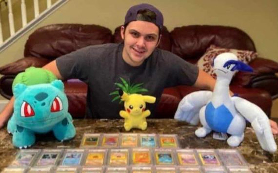 Joven vende su colección de Cartas de Pokémon para poder pagar su matricula universitaria