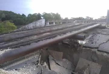 A punto de colapsar puente San Pedro en la vía Jonuta-Frontera