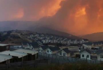 Evacuan a 25 mil personas por incendio forestal en Chile