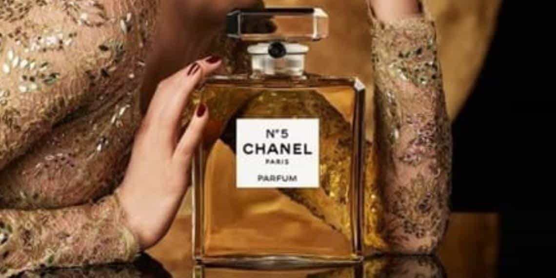 Nº5 de Chanel cumple 100 años: todas las mujeres (y un hombre) del perfume  más famoso del mundo - La propia Coco Chanel en 1937, Belleza