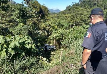 Conductor en exceso de velocidad cae en una ladera