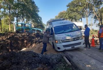 Combi de pasaje a pocos centímetros de voltearse sobre la carretera Zapata - Tenosique