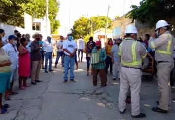 Ciudadanos en resistencia civil evitan que personal de CFE realice cortes masivos en la ciudad