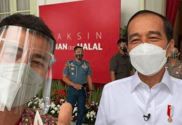 Junto al personal médico, en Indonesia vacunan primero a influencers